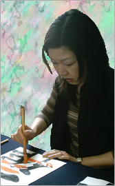 書道教室講師:永田悦子先生　添削中の写真